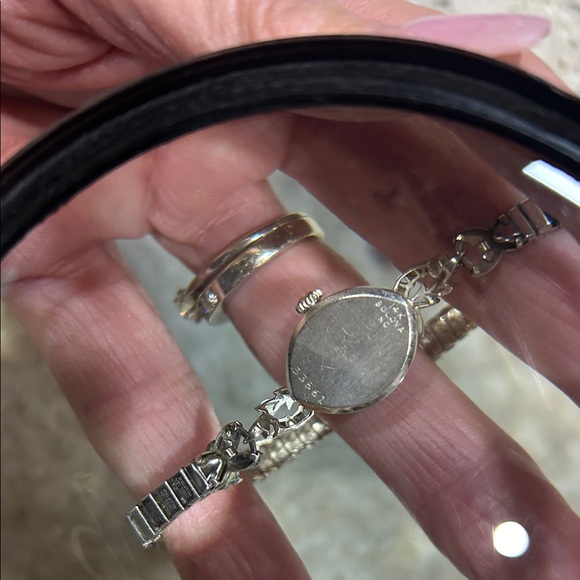 Vintage petite Bulova 14kt white gold Women's Watch with Diamond Leaf Design - Picture 3 of 3